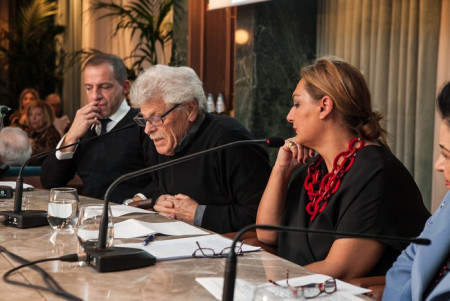 Βιβλίο για τον Κολοκοτρώνη στο οποίο τον παρουσιάζει σαν απλό ευχάριστό άνθρωπο που τον επέλεξαν(ποιοι;) να μπει επικεφαλής της επανάστασης του 21  https://www.fayscontrol.gr/i-parousiasi-tou-vivliou-tis-reas-vitali-den-pethana-egkeros-sto-zonars/